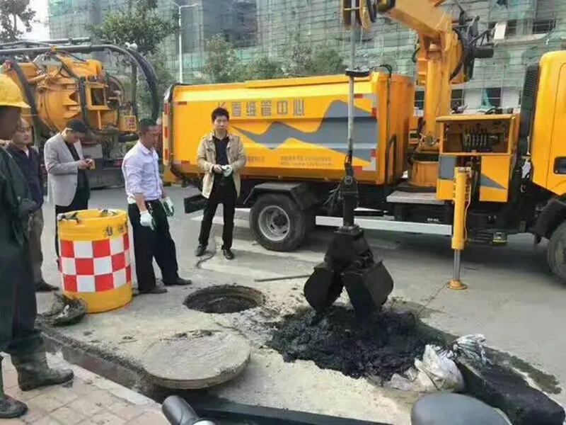南昌街道：網(wǎng)格員化身“清道夫”，為民解憂(yōu)疏通“堵心”化糞池